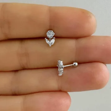 1 ADET ZİRKON TAŞLI ÇİÇEK TRAGUS HELİX LOBE KIKIRDAK UYUMLU PİERCİNG KÜPE