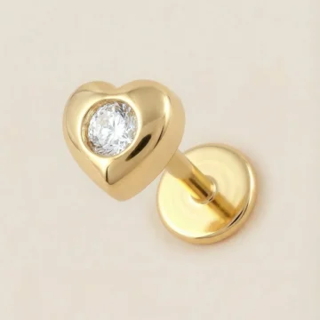 Altın Renkli Cerrahi Çelik Çerçeveli Kalp Zirkon Taşlı Flatback Piercing – Tragus, Helix, Kıkırdak (1 adet)