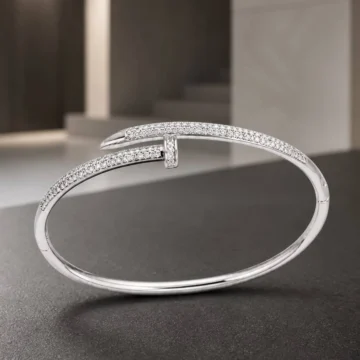 Gümüş Renk Zirkon Taşlı Çivi Formlu Pirinç Kelepçe Bileklik - Pırlanta İşçilikli Modern Takı