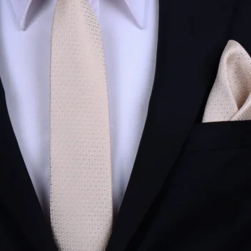 Hand Made 6 cm Dokulu Desen Bej Renk Mendilli Kravat
