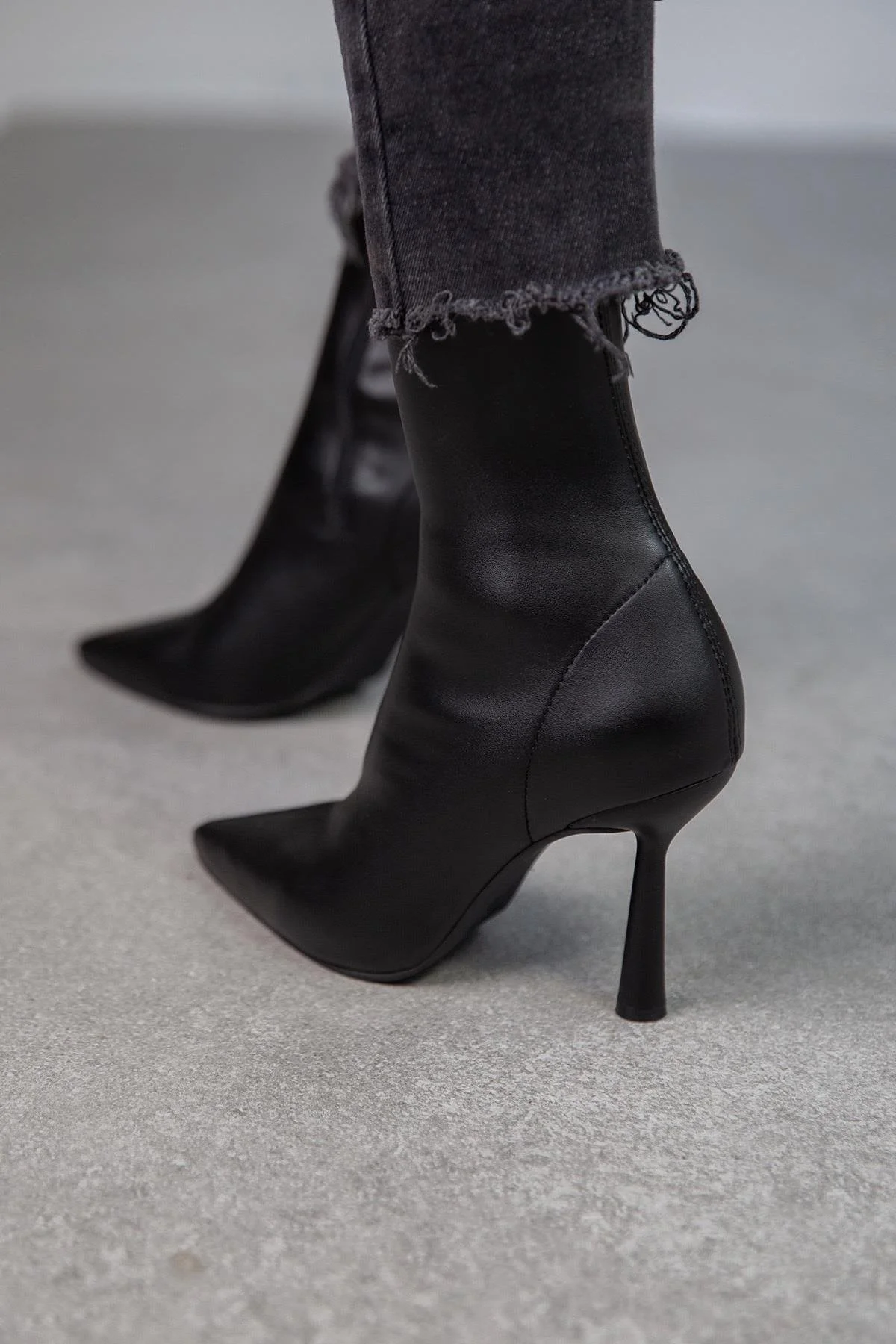 Kadın Siyah Streç Bot İnce Stiletto Topuk Yandan Fermuarlı Sivri Burun Topuklu Bot - Görsel 4