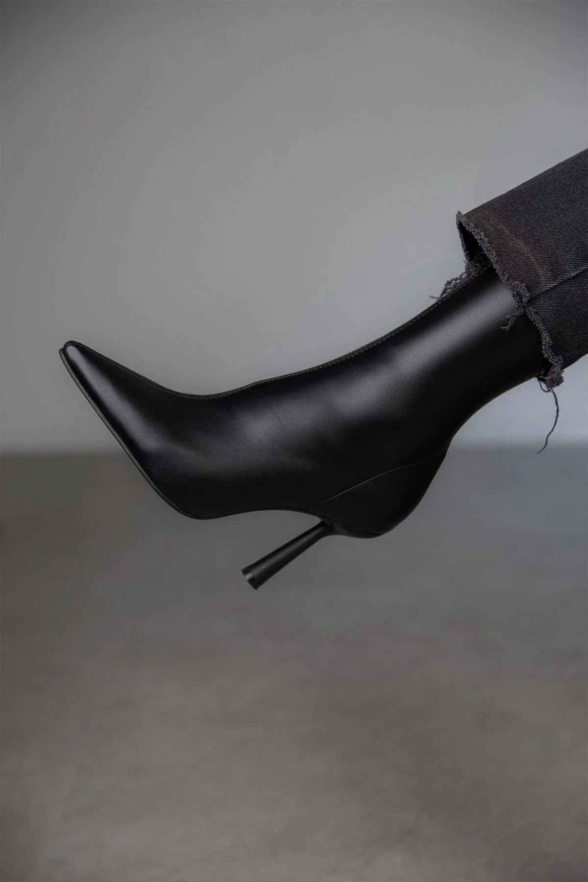 Kadın Siyah Streç Bot İnce Stiletto Topuk Yandan Fermuarlı Sivri Burun Topuklu Bot - Görsel 9