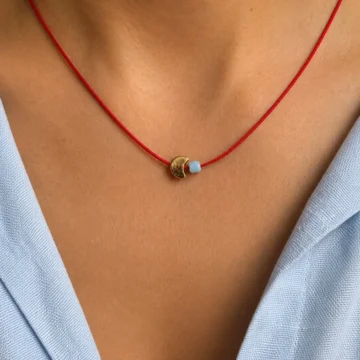 Kırmızı İp Ay Figürlü Mavi Boncuklu Kaydırmalı Kilit Örgü Choker Kolye