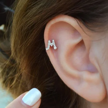 M Harfi Piercing Gümüş Renkli Harf Piercing M