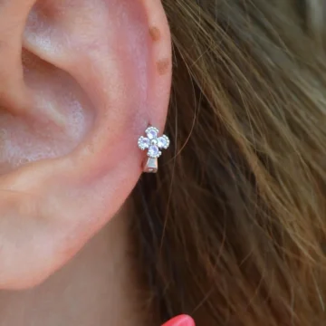 Pembe Çiçekli Tragus Piercing – Halka Model, 6 mm