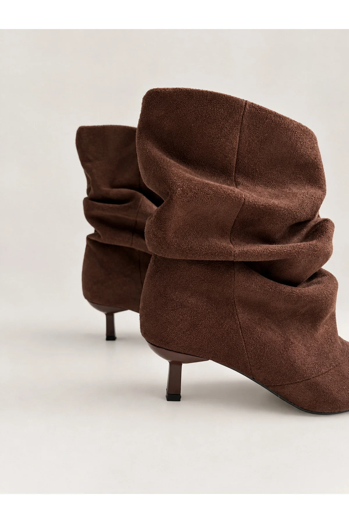 Pillow Slouchy Büzgülü Geniş Bilekli Kısa Topuklu Sivri Burun Kadın Bot Bootie Acı Kahverengi Süet - Görsel 3