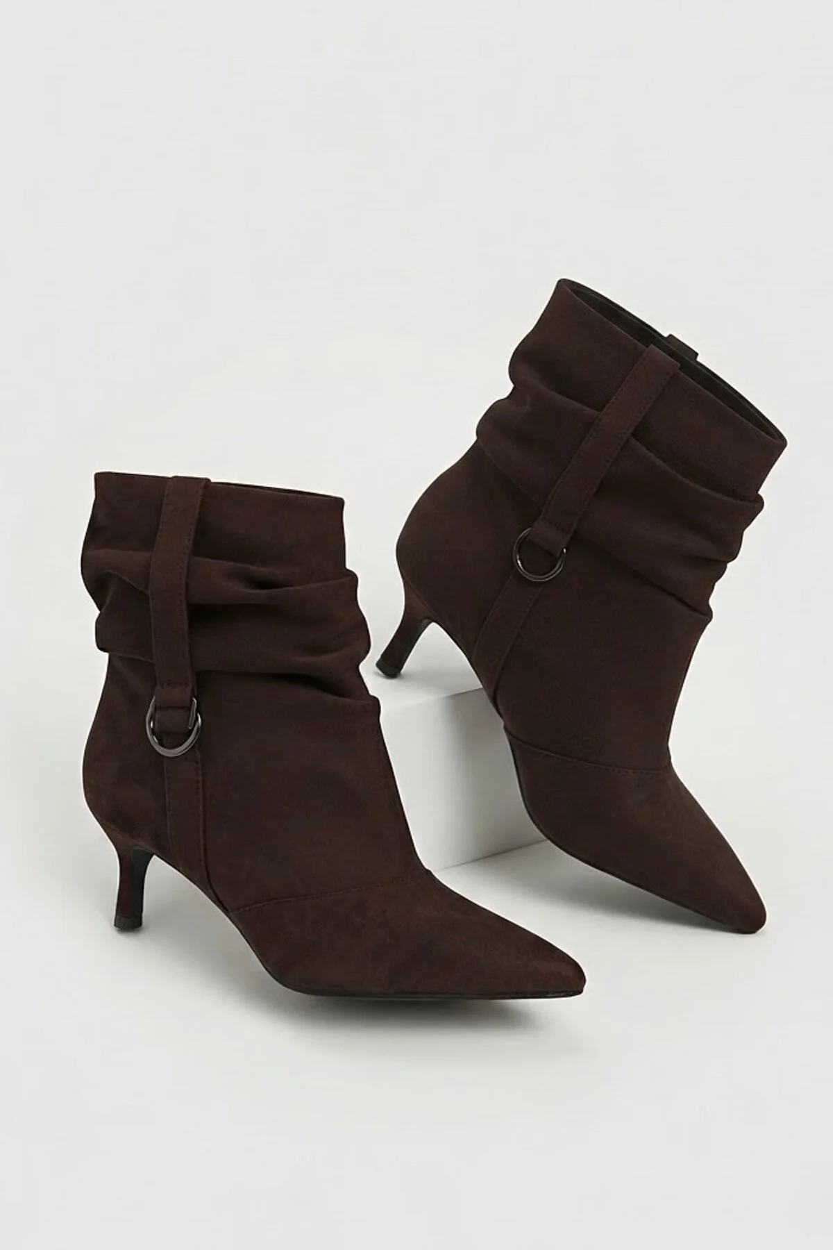 Shape Slouchy Büzgülü Geniş Bilekli Yan Kemer Detaylı Kısa Topuklu Sivri Burun Kadın Bot Bootie - Görsel 3