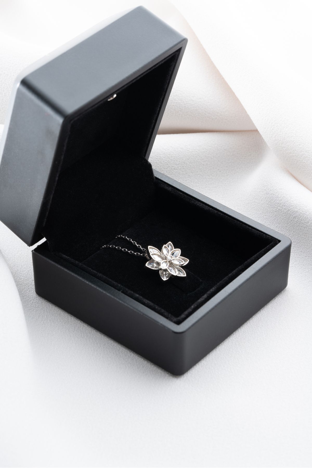Silvano Jewelry 925 Ayar Gümüş Işıklı Kutuda Beyaz Lotus Çiçeği Kolye