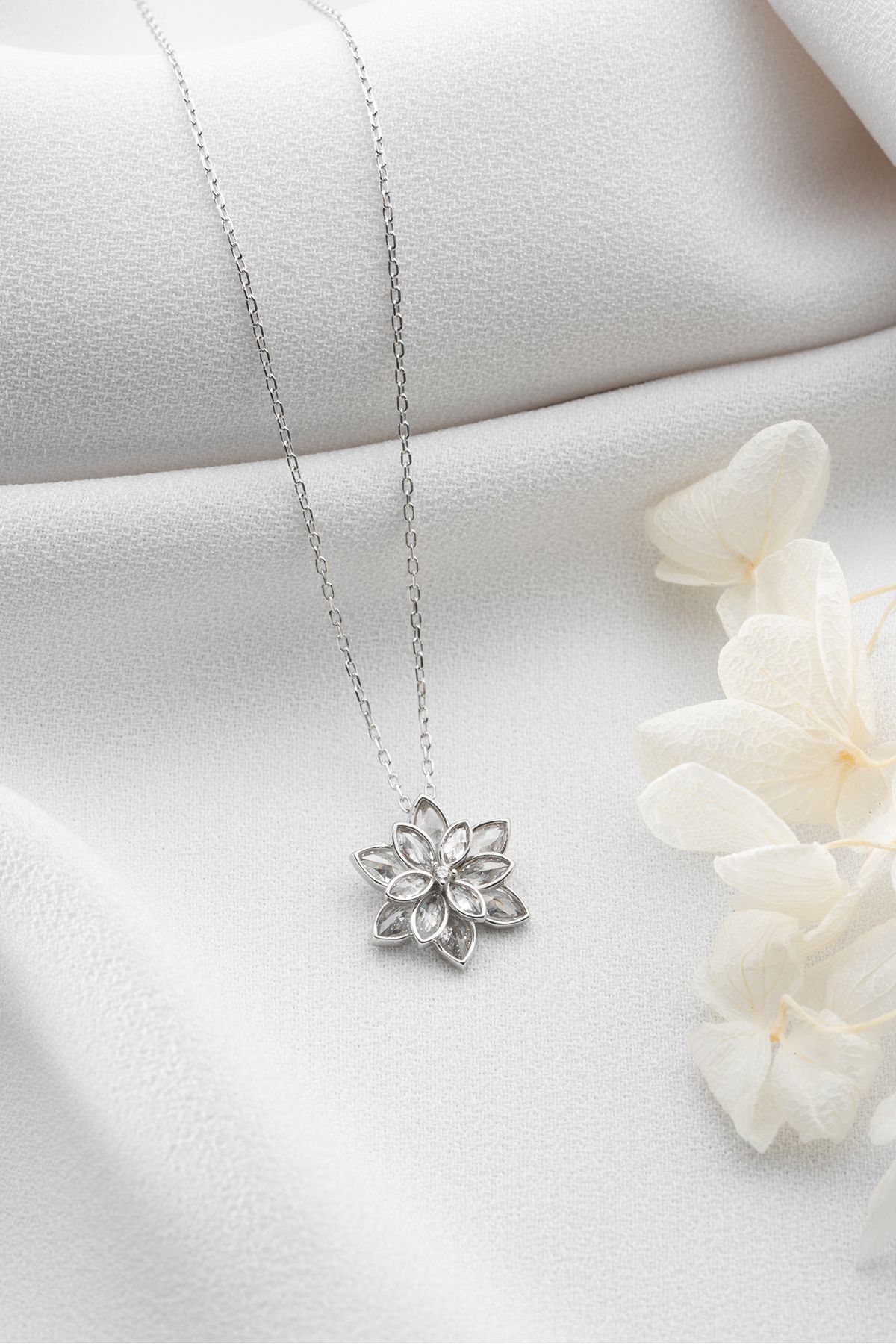 Silvano Jewelry 925 Ayar Gümüş Işıklı Kutuda Beyaz Lotus Çiçeği Kolye