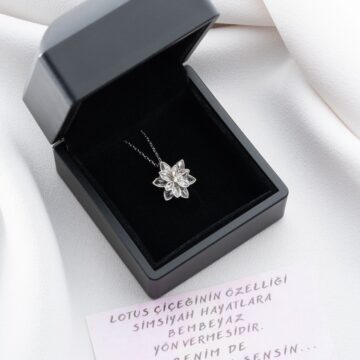 Silvano Jewelry 925 Ayar Gümüş Işıklı Kutuda Beyaz Lotus Çiçeği Kolye