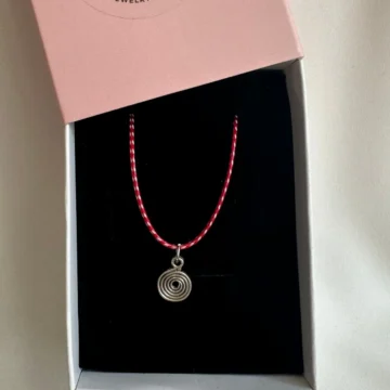 Spiral model silver renk kırmızı ip kolye